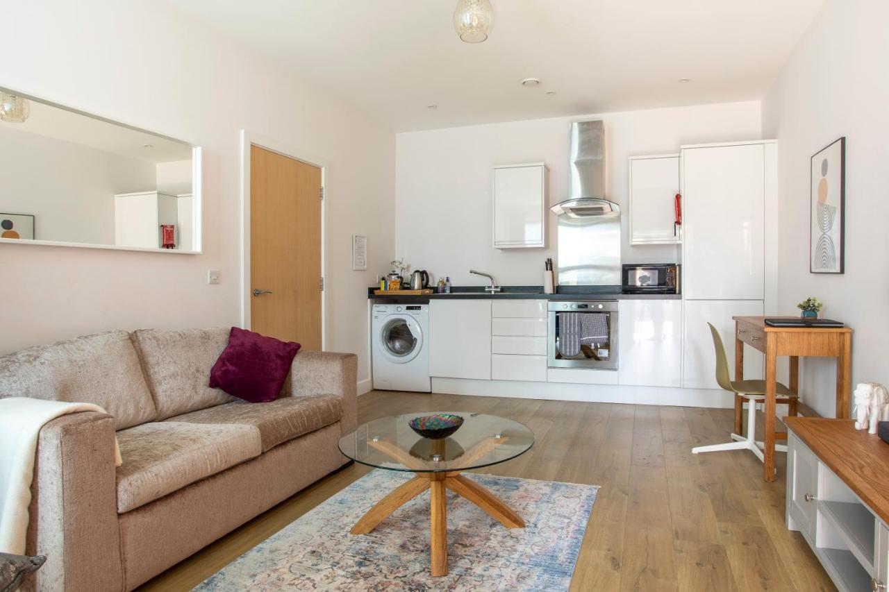 1 Bed Apartment - Redhill Central, Surrey, Gatwick #3 Buitenkant foto