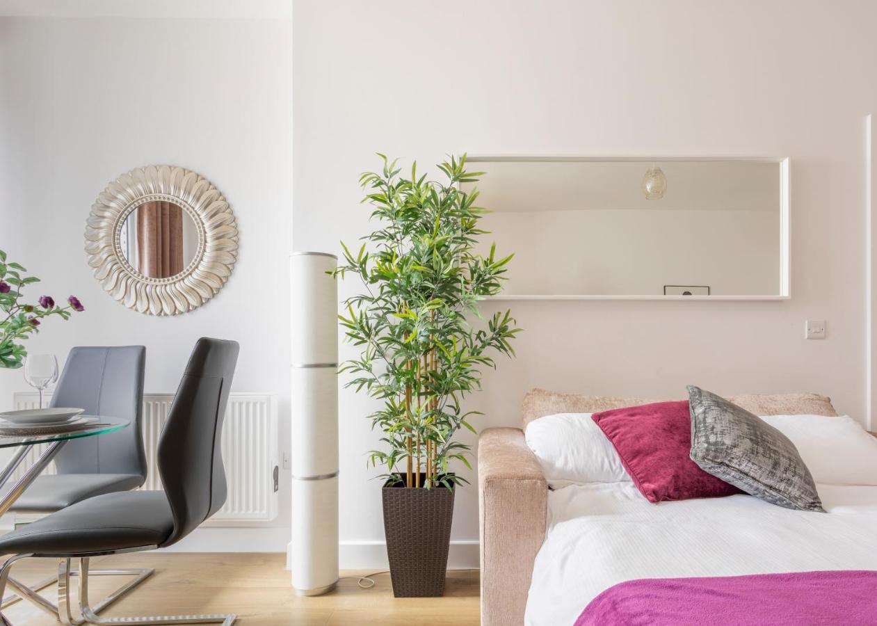 1 Bed Apartment - Redhill Central, Surrey, Gatwick #3 Buitenkant foto